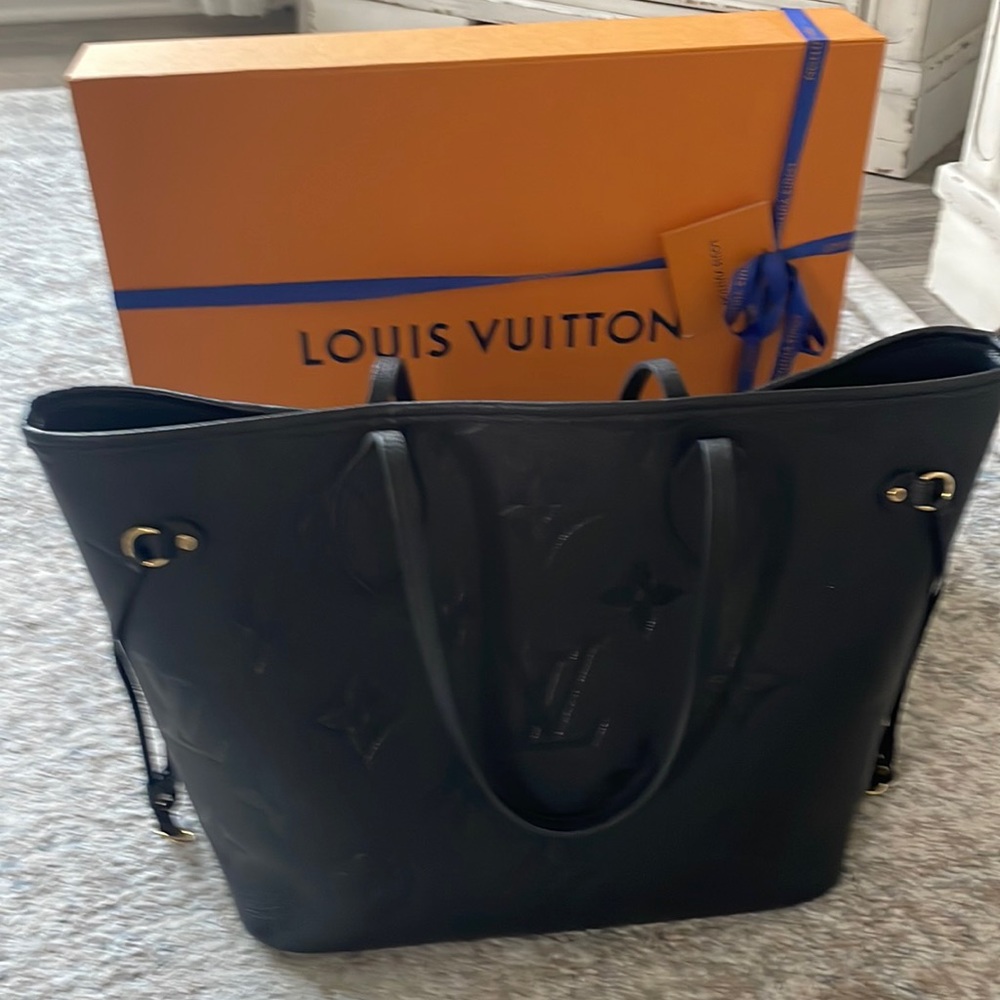 NEW slightly used, with box black large Monogram neverfull bag with clutch.